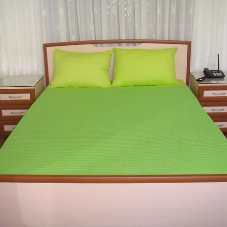 Nino Apartment On Pirosmani Batumi Ngoại thất bức ảnh