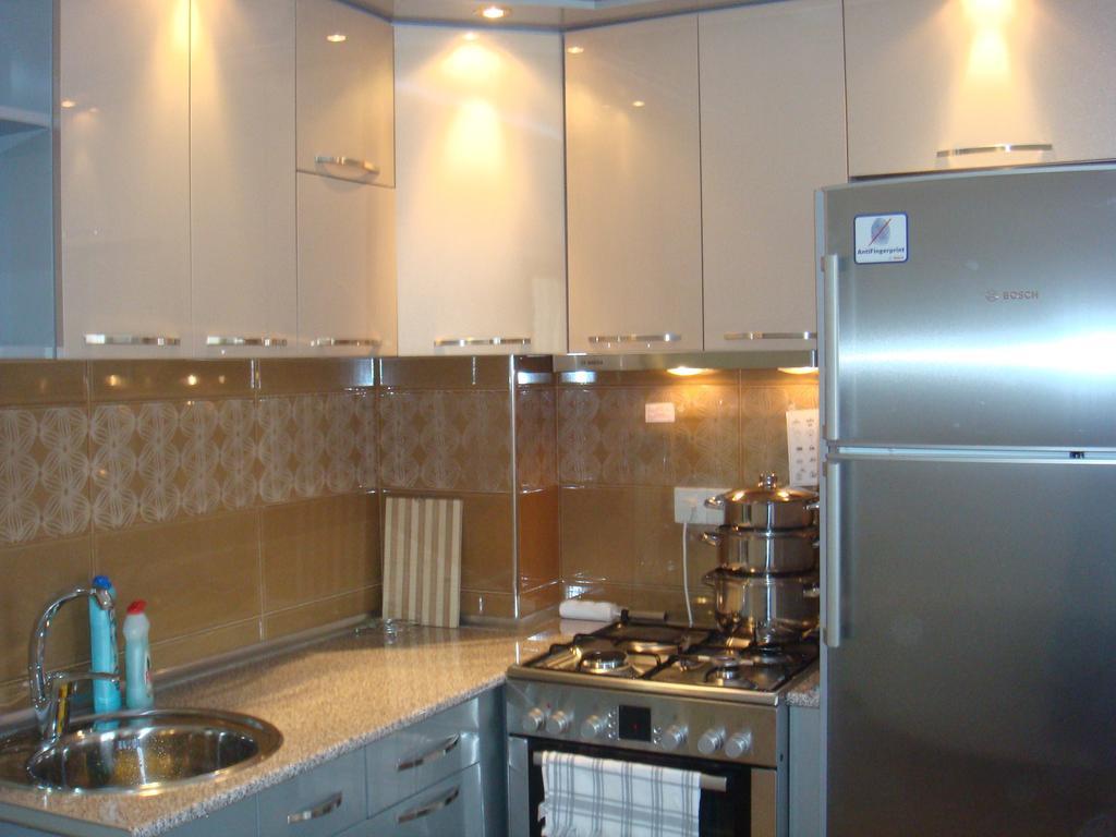 Nino Apartment On Pirosmani Batumi Phòng bức ảnh
