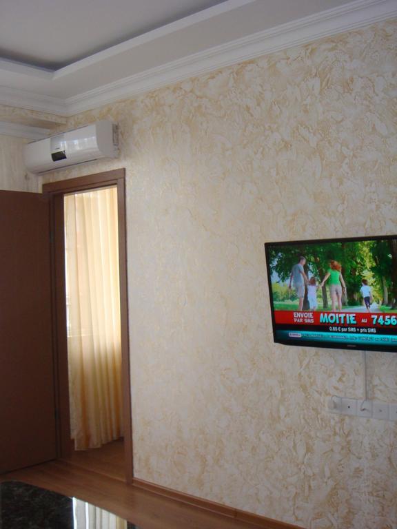 Nino Apartment On Pirosmani Batumi Phòng bức ảnh