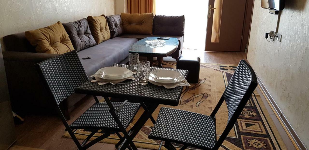 Nino Apartment On Pirosmani Batumi Ngoại thất bức ảnh